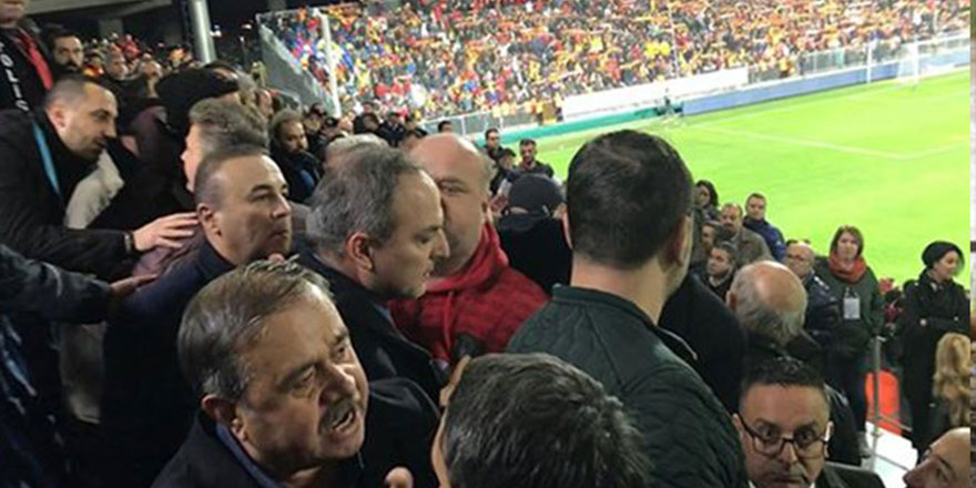 Bu cümleyi hakaret etmek için kullandı: Yobazlar camiye gidin namaz kılın!