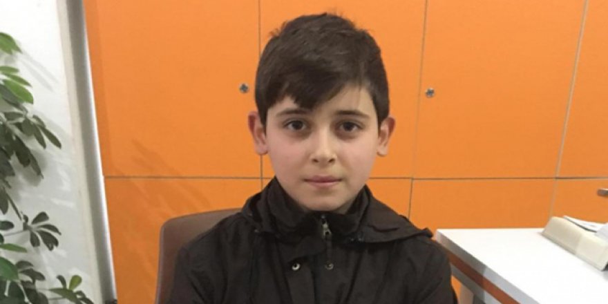 Yolda 15 bin lira bulan çocuk parayı sahibine teslim etti