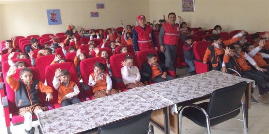 Hakkari'de bin 600 öğrenciye kışlık malzeme dağıtıldı