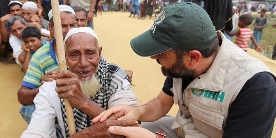 İHH 555 bin Arakanlıya yardım ulaştırdı