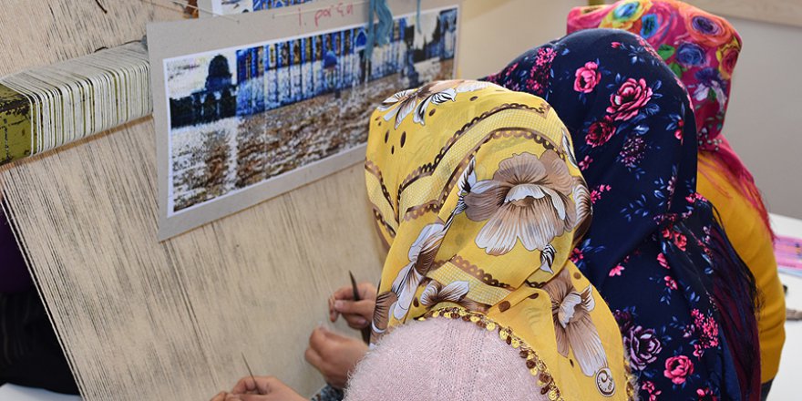 Mescid-i Aksa'yı halıya işliyorlar