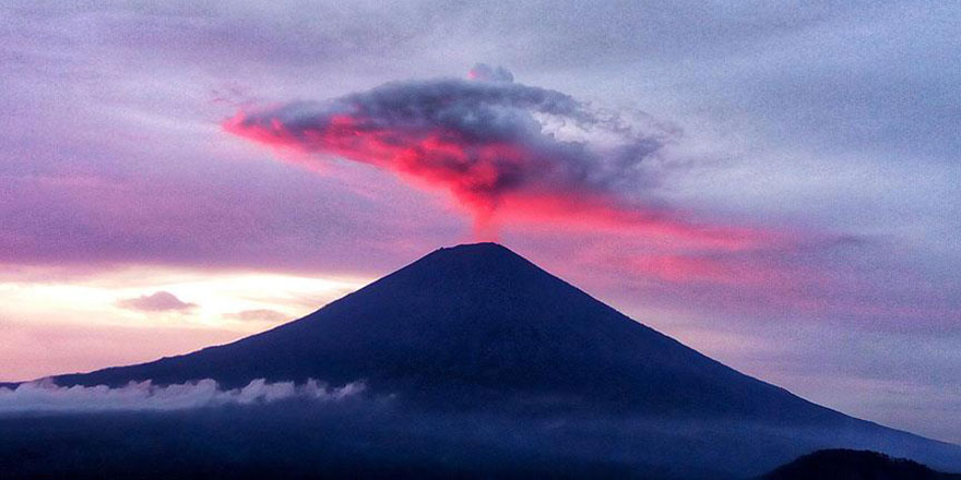 Japonya’da yanardağ patladı: Dumanlar bin 800 metreye ulaştı