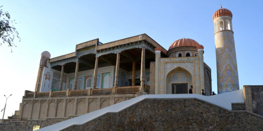 Bu camiler her yıl Yılbaşı süsü için para vermek zorunda!