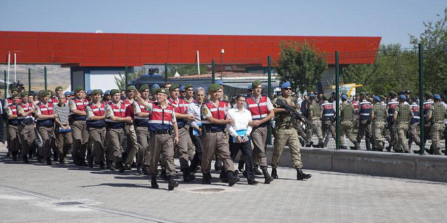 Anayasal düzene karşı suç işleyenlere tek tip kıyafet