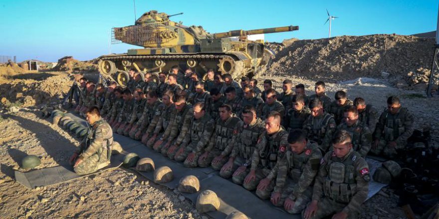 İlber Ortaylı'nın tercihi 'Mehmetçik'in bayram namazı' oldu