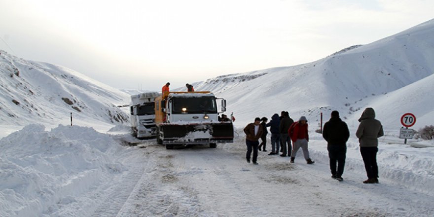 Doğuda kar nedeniyle yollar kapandı