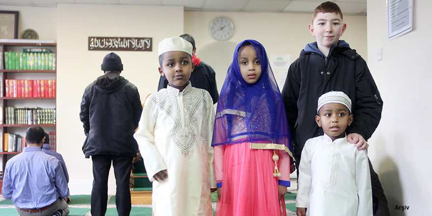 İngiltere'de Müslüman çocukları İslam'dan korkar hale getiriyorlar!