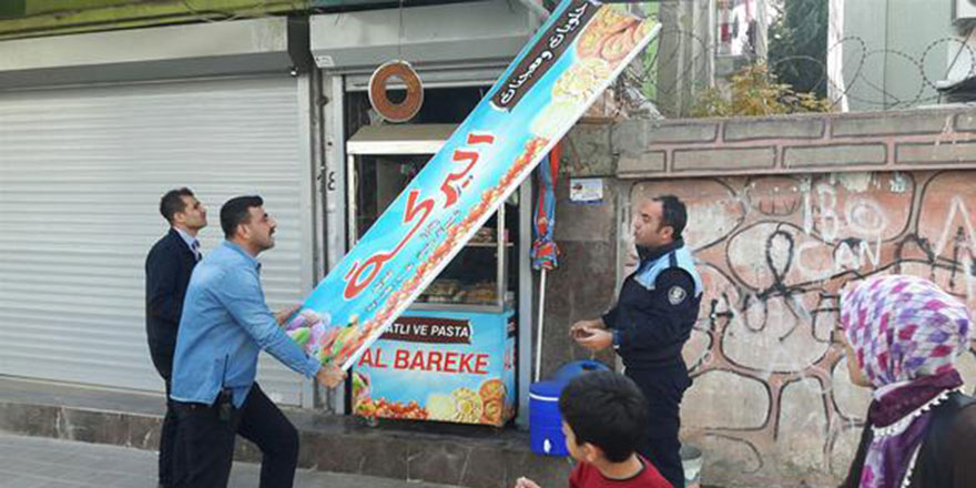 İngilizce tabelalara bir şey diyen yok ama bir ilde daha Arapça tabelalar kaldırıldı