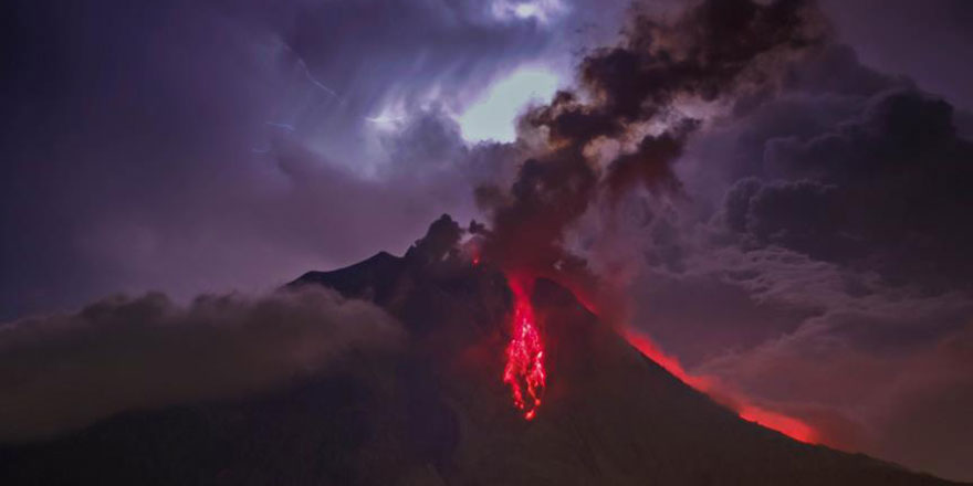 Sinabung Yanardağı'nda yeniden kül püskürtülmeye başladı