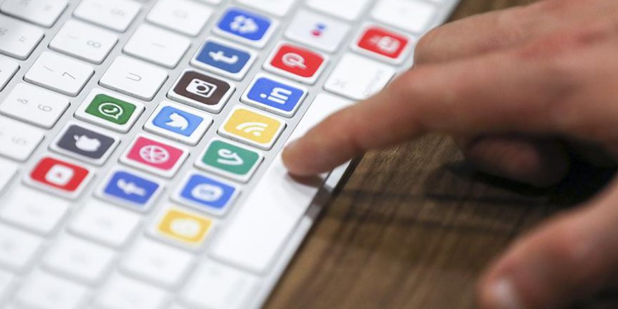 Paylaşımlarıyla tepki çeken öğretmen açığa alındı