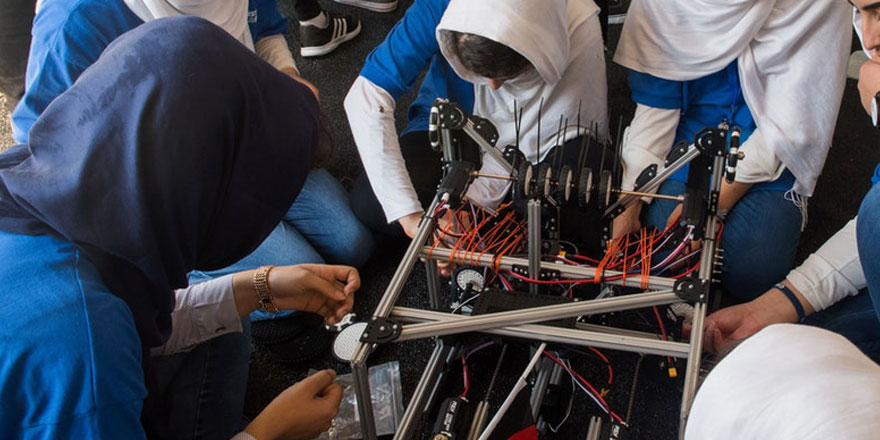 Afgan kız öğrencilerin robot projesi ödülleri bir bir topluyor