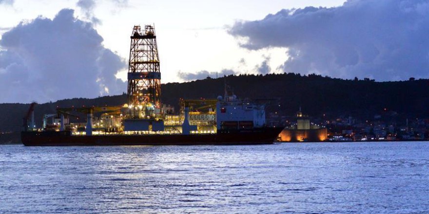 'Türkiye'nin ilk sondaj gemisi' Çanakkale Boğazı'ndan geçti
