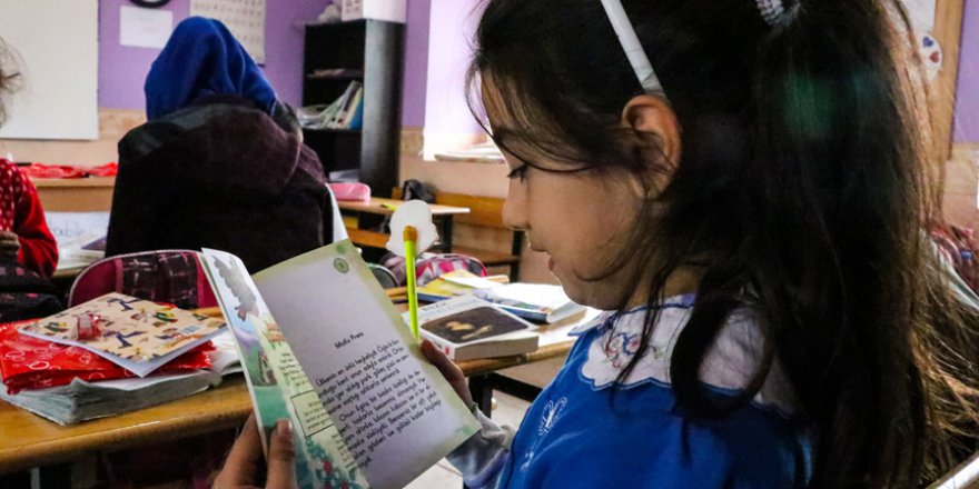 Üniversiteli kızlar köy çocukları için yollarda