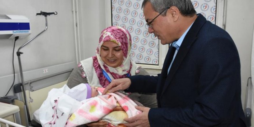 Batman Valisi'nden yılın ilk bebeğine altın