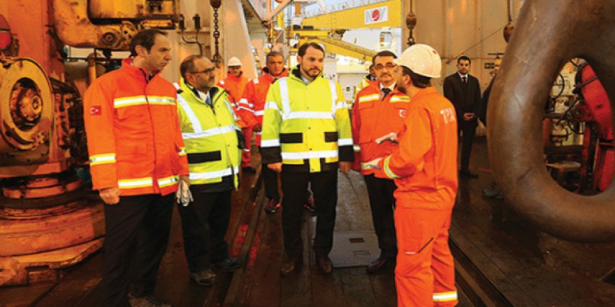 Albayrak, Türkiye’nin ilk sondaj gemisini inceledi