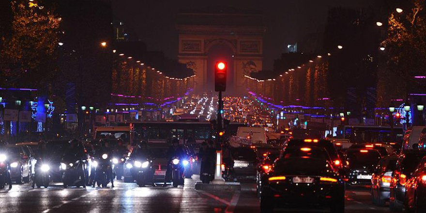 Fransa'da şiddetli fırtına: 65 bin hane elektriksiz kaldı