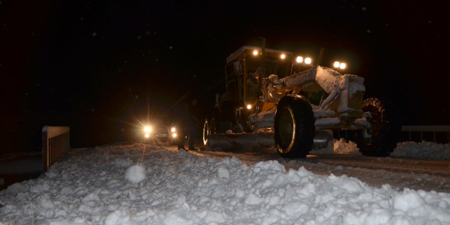 Yolu kar ve tipiden kapanan köydeki hasta kurtarıldı