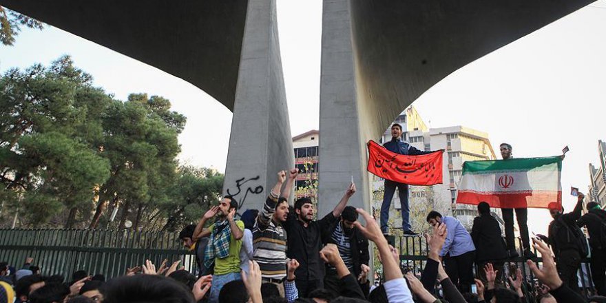 İran'daki protestolarda rejim hedef alınıyor