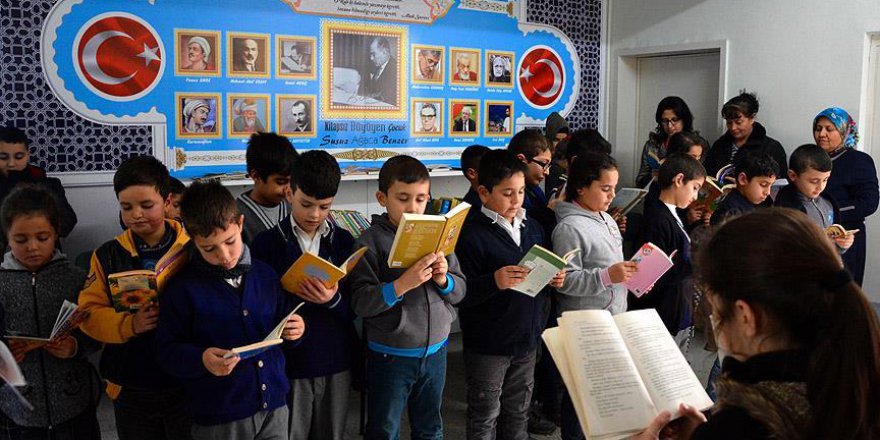 Veli ve öğrencileri okulda buluşturan proje 'Koridor Kütüphanesi'