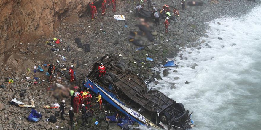 Peru'da otobüs uçuruma düştü: 48 ölü