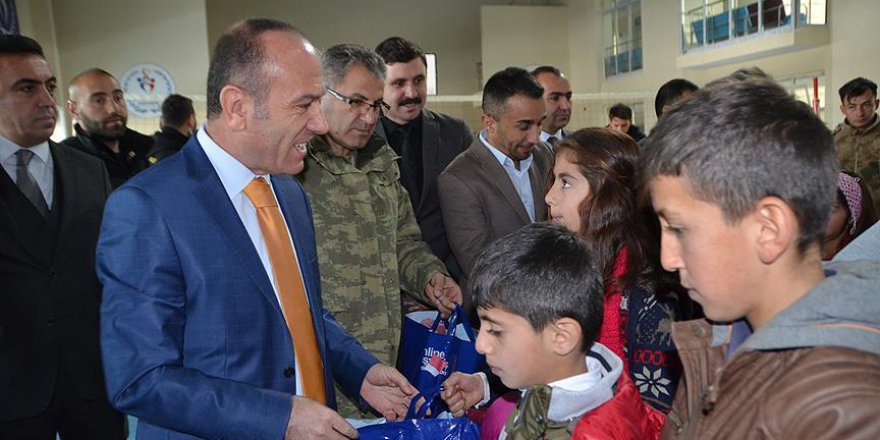 Yüksekova'da 100 öğrenciye kıyafet ve ayakkabı yardımı
