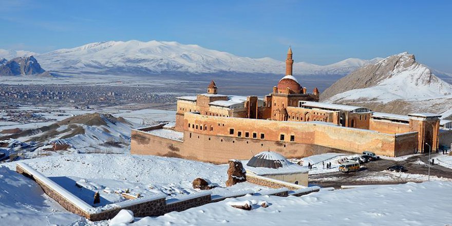 İshak Paşa Sarayı kar altındaki görüntüsüyle büyülüyor