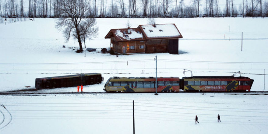 Subhanallah: Kasırga esti tren raydan çıktı