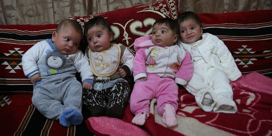 Suriyeli aile Türkiye sevgisini dördüzlerinde yaşatıyor