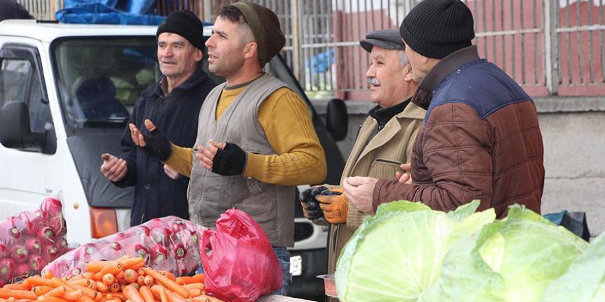 İlçe pazarı yirmi yıldır duayla kuruluyor