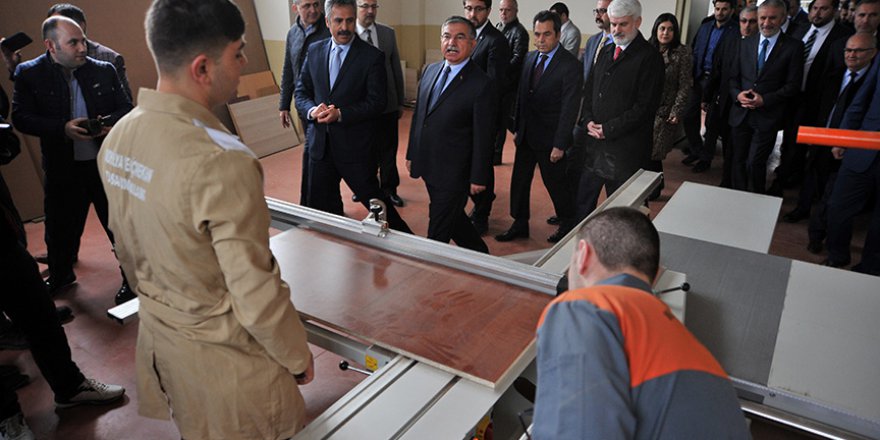 Yılmaz'dan meslek yüksek okullarına müjde