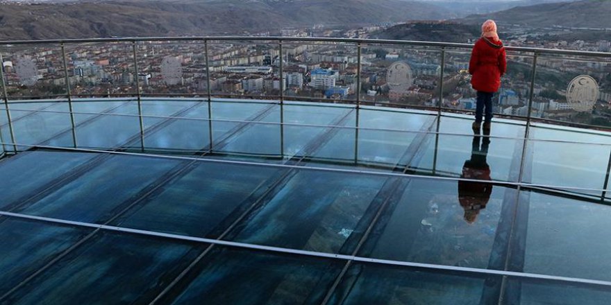 Cam seyir terası heyecan ve eşsiz manzarayı bir arada sunuyor