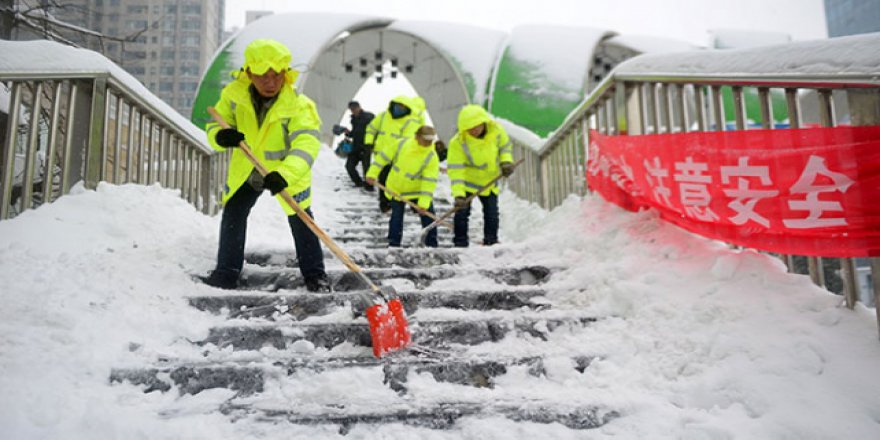 Çin'de kar fırtınası ulaşımı durma noktasına getirdi
