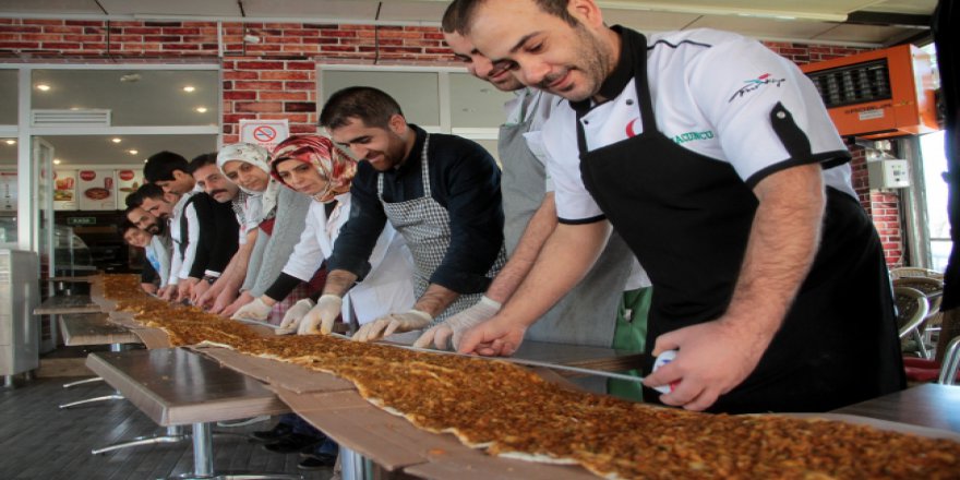 Lokantaya sığmayan 34 metrelik lahmacun caddeye taştı
