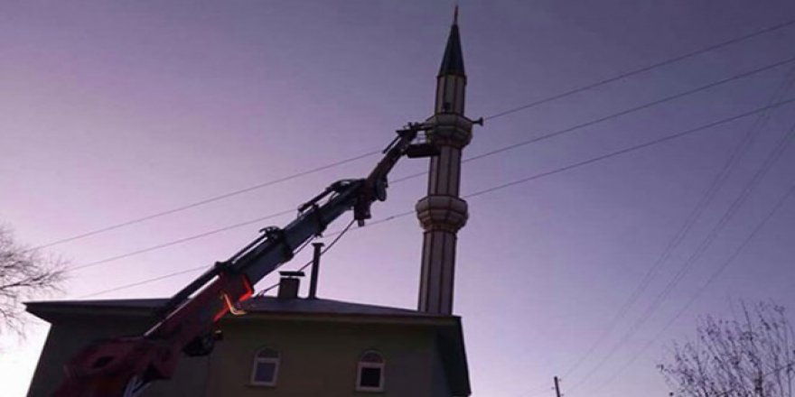 Minarede hayatını kaybeden imamın cenazesi vinçle indirildi