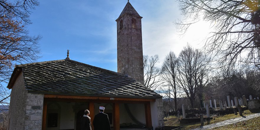 Saat kulesini andıran minaresiyle zamana direnen Osmanlı camisi