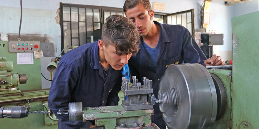 Mesleki eğitimdeki iş birlikleri öğrencilere mezun olmadan iş olanağı sunuyor