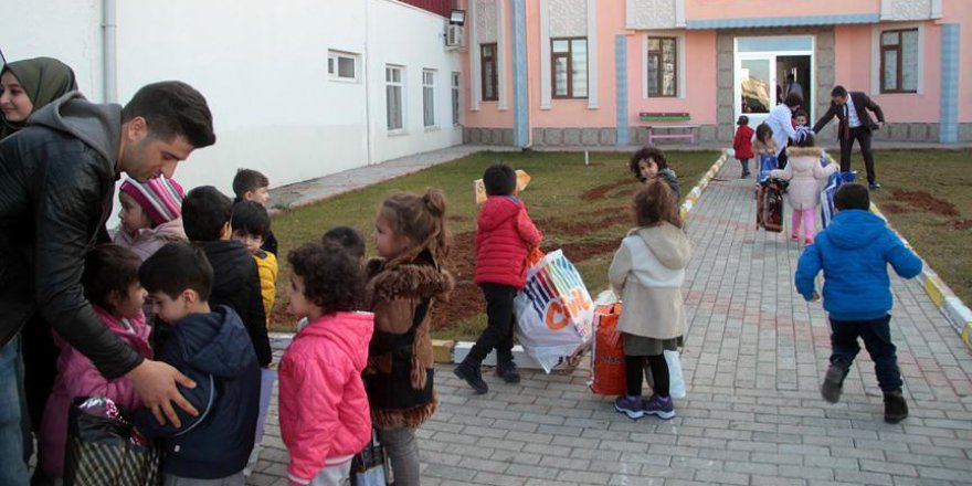 Minik öğrencilere mektupla uzanan yardım eli