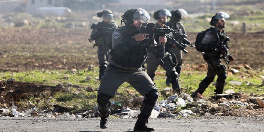 İsrail askerleri ev baskınlarını protesto eden Filistinlilere müdahale etti