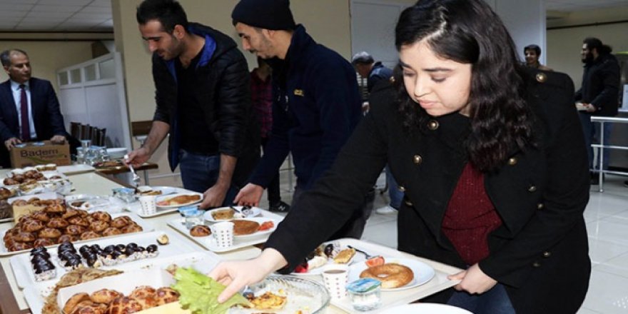 Amasya'da sınava çalışan öğrencilere pasta ve börek ikramı