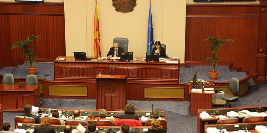 Makedonya'da Arnavutça'nın resmi dil olması meclisten geçti