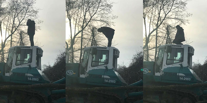 Allah kabul etsin: İş makinesinin üstünde namaz kıldı