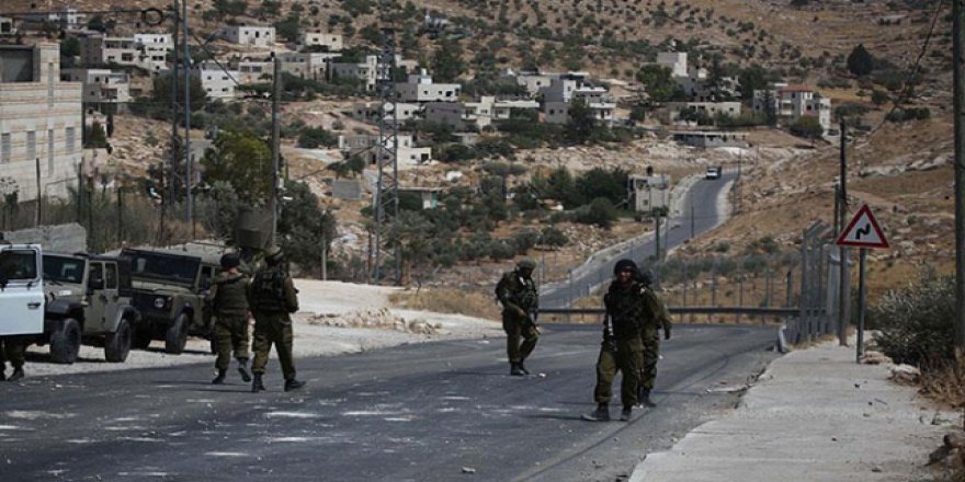 Yahudi yerleşimciler, Filistinlilerin araçlarına taşlarla saldırdı