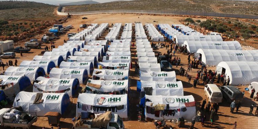 'Hama'dan göç eden 200 aile İdlib kırsalına kurulan çadır kampına yerleştirildi'