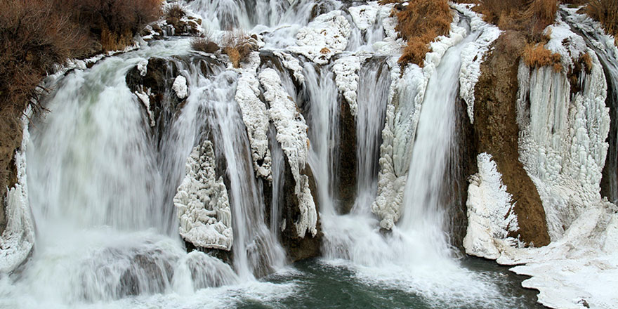Muradiye Şelalesi kısmen dondu