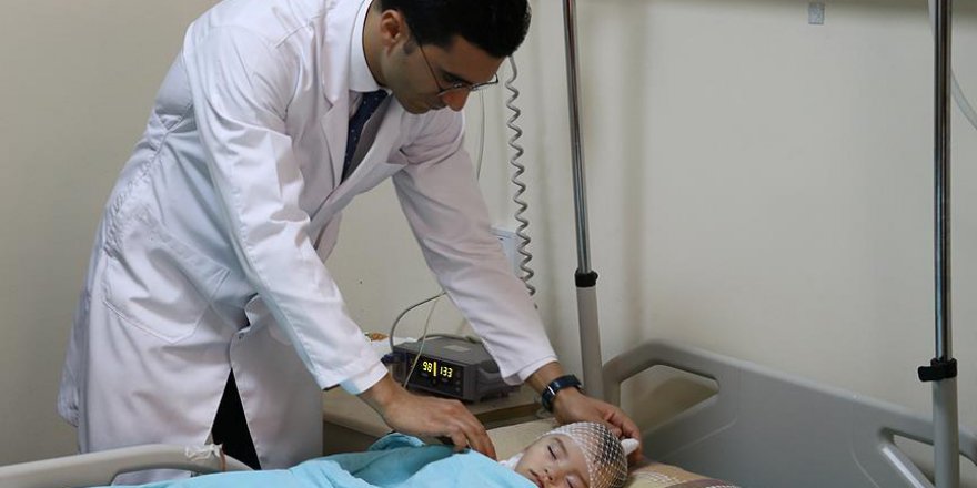 Suriyeli bebeğe Türk doktorlar baktı
