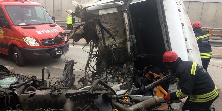 112 çalışanı, üşüyen yaralının üstüne montunu örttü