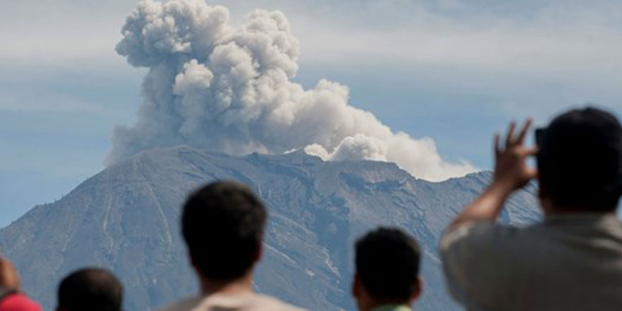 Yanardağ kükredi 2 bin 500 metre yüksekliğe çıktı