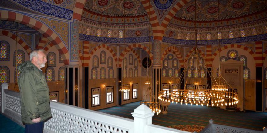 Kayıboyu Camisi'ni tomruk işleyerek tamamlamaya çalışıyorlar