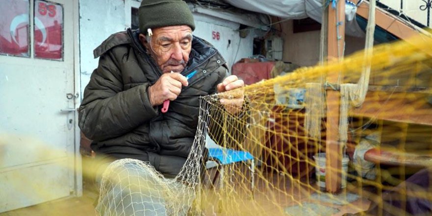 Av yasağı süresini ağ onarmakla geçiriyorlar