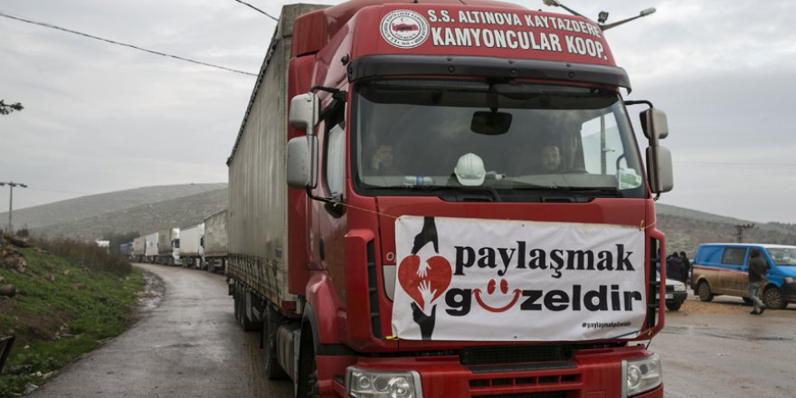 İdlib'e göç eden ailelere 20 tır insani yardım malzemesi gönderildi